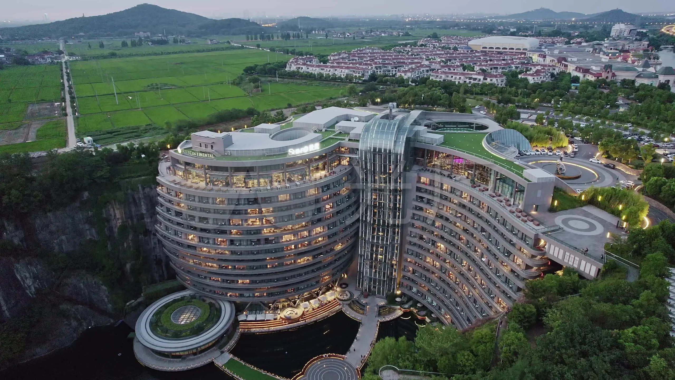 Intercontinental Shanghai Wonderland：A Luxury Miracle in a Deep Pit